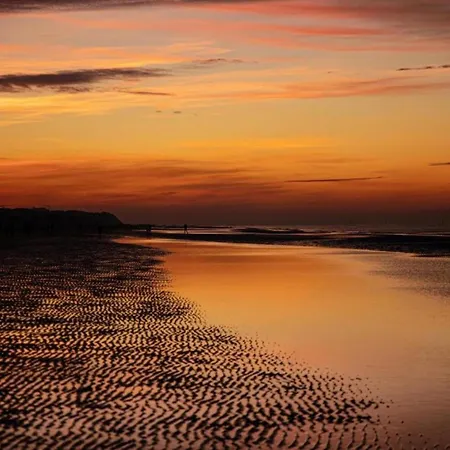 In St Idesbald With Sea Views, Cleaning Included 아파트